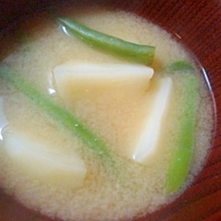 冷凍インゲンとじゃが芋の味噌汁